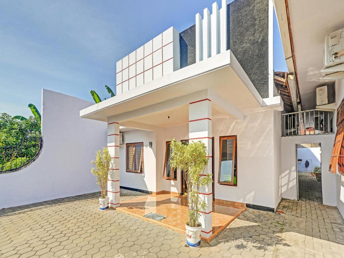 Oyo 90344 Wijayanti Hotel Banyuwangi  Exterior photo
